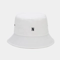 Dettaglio cappello alla pescatora bianco con ricamo N nero e tesa impunturata - Bianco