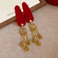 Detalle de diadema vintage de terciopelo con borlas de cascabel doradas y relieves - No.15 Clip BB - Rojo - Pieza Única