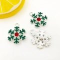 Drei silberne Schneeflocken-Anhänger mit grüner Emaille und roten Kristall-Details - Schneeflocke 17x22mm