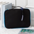 Dettaglio custodia nera per laptop con cerniera blu e pratica maniglia superiore - 11" / Nero