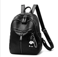 Dettaglio dello zaino nero in pelle PU con tasche a cerniera e ciondolo a forma di orso - Nero Borsa Singola (Senza Ciondolo)