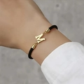Classico bracciale in corda nera con ciondolo a forma di lettera M dorata al polso - Lettera M