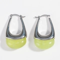 Dettaglio macro di orecchini in metallo argentato a U con ciondolo in resina verde lime - Verde Giallastro con Argento