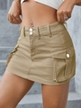Detailansicht eines khakifarbenen Minirocks mit Doppelknopfverschluss und Cargotaschen - Khaki