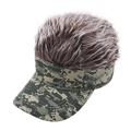 Detalle de gorra de camuflaje digital verde con pelo sintético marrón en la parte superior - Camuflaje Verde Con Pelo Marrón