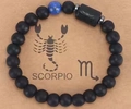 Skorpion-Perlenarmband mit mattschwarzen Steinen und blauem Marmor-Akzent auf Karte - Matt Schwarz + Skorpion + Lapislazuli