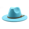 Dettaglio di fedora in feltro azzurro con fascia in pelle intrecciata e fibbia dorata - Blu lago