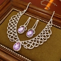 Détail de la parure collier et boucles d'oreilles avec cristaux violets en goutte - Ensemble 2 pièces (Collier + Boucles d'oreilles) / Violet