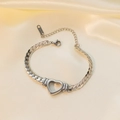 Detalle de pulsera de cadena cubana de acero plateado con corazón y grabado K18 - Corazón Hueco (E50) / Plateado