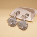 Dettaglio di orecchini a conchiglia argentati con perle finte su sfondo neutro - Argento (Perno per orecchini in argento sterling 925)