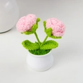 Handgefertigte rosa Häkelblumen im weißen Keramiktopf mit grünen Blättern Deko - Doppelkopf-Rosen-Topfpflanze / Rosa