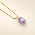 Schicke Goldkette mit birnenförmigem, lila schillerndem Wassertropfen-Anhänger - Lila