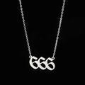 Gros plan du collier en acier inoxydable argenté avec pendentif numéro d'ange 666 - 666(XT666S)