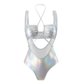 Dettaglio del costume da bagno olografico argento con tagli laser e finitura metallizzata - S / Argento