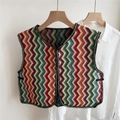 Detailansicht der bunten Strickweste mit Wellenmuster und schwarzen Kontrastkanten - Stil 10 Goldstickerei - Bunter Faltstreifen - Wellenförmiger Strick