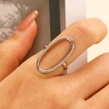 Makroaufnahme von silbernem, hohlem, ovalem geometrischem Ring mit polierten Metalllinien - MY114 / Stahlfarbe