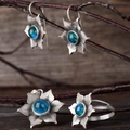 Parure de bijoux en argent avec pierres bleues sur des branches rustiques - Parure de bijoux (Boucles d'oreilles+Bague+Pendentif) / Bleu