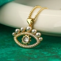Goldene Evil Eye Halskette mit Perlen und Zirkonia auf grünem Samthintergrund - Anhänger Auge mit transparentem Edelstein (23212)