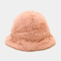 Gros plan sur un chapeau bob en peluche rose corail montrant la texture douce du tissu - M (56-58cm) / Chapeau Cloche à Sommet Rond / Rose