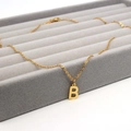 Detailansicht goldene Edelstahlkette mit Buchstaben-B-Anhänger auf Samttablett - Buchstabe B / Gold
