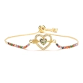 Bracciale regolabile in oro a forma di cuore e freccia con zirconi colorati su bianco - Cuore Arcobaleno Freccia