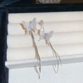 Dettagli di orecchini ad ago in argento con ali di farfalla in resina e lunghe catenelle - Orecchini a nappa con farfalla (HE20456) / Bianco