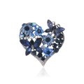 Dettaglio della spilla a cuore argentata con cristalli blu e design a farfalla - C203-A/Base in Argento / Blu