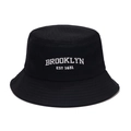 Cappello a secchiello in cotone nero con ricamo Brooklyn bianco su sfondo neutro - Taglia unica / Nero