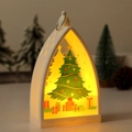 Detail einer weißen Weihnachts-Laterne mit leuchtendem Tannenbaum und Geschenken - Weißer Weihnachtsbaum