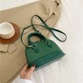Sac à main vert foncé en forme de coquillage avec texture tissée et cuir lisse - Vert
