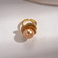 Macro di un anello dorato ondulato con perla champagne e cristalli pavé lucenti - Anello aperto oro champagne