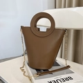 Sac seau chic en similicuir marron avec poignée ronde et bandoulière chaîne dorée - Marron