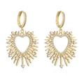 Boucles d'oreilles cœur en cuivre plaqué or 18K avec zircons radiants sur fond blanc pur - Doré