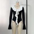 Detail van de V-hals ruffelkraag en klokmouwen op deze zwart-witte contrast bodysuit - S / Zwart-wit Patchwork