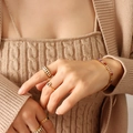 Vergulde armband met kleurrijke zirkonia en geruite emaille ringen om de pols gedragen - Veelkleurige Zirkonia Armband / 17cm