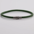 Dettaglio del bracciale in pelle tonda verde con chiusura magnetica in argento lucido - Verde