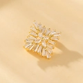 Broche de sol dorado con circonitas cúbicas sobre un elegante fondo beige neutro - XZ2 Cruz radial geométrica / Dorado con Circonita Clara