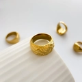 Makro-Detail der goldenen Lava-Textur und des Krater-Designs auf dem quadratischen Ring - US 6 / Bogen-Krater