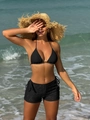 Détail d'un ensemble bikini 3 pièces en dentelle noire avec short à cordons latéraux - S / Noir