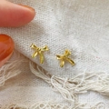 Pendientes de lazo dorado sobre lino beige, joyería de moda minimalista y elegante para mujer - Dorado