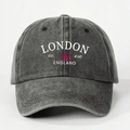 Gros plan sur la texture en coton délavé vintage et l'imprimé London sur cette casquette gris - Noir