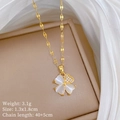 Dettaglio della collana a quadrifoglio in titanio con petali in conchiglia e zirconi - Pendaglio Quadrifoglio Bianco (J510)