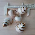 DIY Muschel-Anhänger Set mit vergoldetem Rand und Lineal für Größenvergleich - Weiß geränderte weiße Schnecken-Jadeschnecke