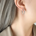 Pendientes de herradura minimalistas en plata con pequeños detalles esféricos - Color Acero