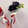 Dettaglio della penna a rosa artificiale LED con pizzo bianco e nastro LOVE - Gonna LED Rose Gemelle / Nero
