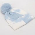 Dettaglio del cappello in maglia tie-dye blu e bianco con un grande pompon in pelliccia - Taglia unica / Tie-dye Blu e Bianco (#2)