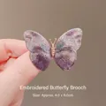 Spilla a farfalla ricamata viola e argento con corpo metallico, misura 4,0 x 6,0 cm - Farfalla Ricamata Sfumata Viola (X0441-Viola)