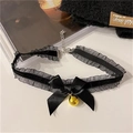 Choker in pizzo nero con fiocco di raso e un ciondolo a campanello dorato elegante - Collana choker / Girocollo Nero
