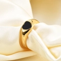 Minimalistische 18K goudkleurige stalen ring met zwart hart-inleg en brede band - US 6 / Goud Zwart