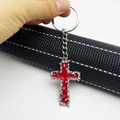 Portachiavi in metallo argento con pendente a croce in smalto rosso e bordo strutturato - Rosso